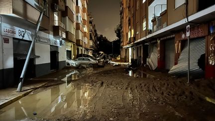 Les rues des villes autour de Valence, en Espagne, jeudi 31 octobre, sont toujours jonchées de boue et de débris au lendemain d'inondations meurtrières. (NICOLAS TEILLARD / FRANCEINFO)