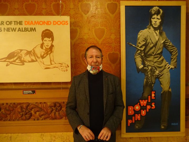 Jean-Charles Gautier, collectionneur, dont les trésors sont exposés à l'exposition "Bowie Odyssée" au Palace.&nbsp; (LAURE NARLIAN / FRANCE INFO CULTURE)