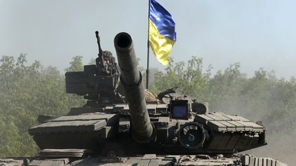 Un char ukrainien sur une route dans la région du Donbass, à l'Est du pays, le 21 juin 2022. (ANATOLII STEPANOV / AFP)