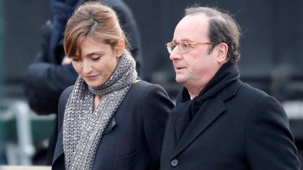 Julie Gayet et François Hollande arrivent aux funérailles de Johnny Hallyday, le 9 décembre 2017, à Paris. (CHARLES PLATIAU / REUTERS)