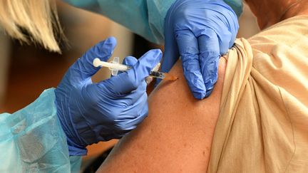 Une personne reçoit une dose de vaccin contre le Covid-19 à Zagreb en Croatie, le 23 février 2021. (DENIS LOVROVIC / AFP)