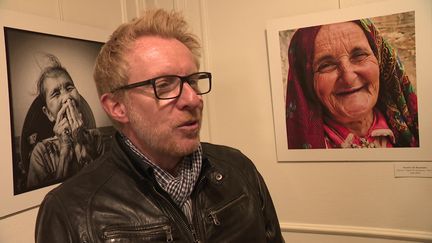 L'animateur Jérôme Pitorin présente son exposition photo "Sourire au monde" au château de Bressuire dans les Deux-Sèvres (France 3 Nouvelle Aquitaine)