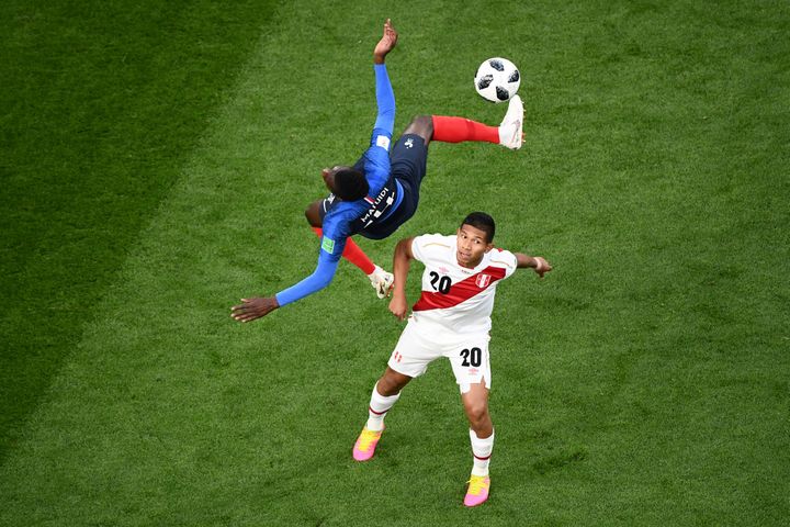 Le Français Blaise Matuidi dans ses œuvres contre le Pérou jeudi 21 juin 2018. (JEWEL SAMAD / AFP)