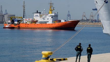 Le navire humanitaire "Aquarius" arrive à Valence (Espagne), le 17 juin 2018. (HEINO KALIS / REUTERS)