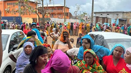 Mayotte toujours dans l'attente de ravitaillement et d'eau pour de nombreux habitants. Le président de la République a passé deux jours sur l’archipel dévasté par le cyclone Chido.