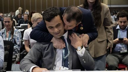 Les représentants de l'Arménie à la Conférence de l'ONU sur le climat célèbrent l'attribution de l'organisation de la COP17 au pays, lors de la COP16, à Cali, en Colombie, le 31 octobre 2024. (LUIS ACOSTA / AFP)