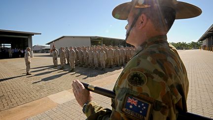 Un major australien s'appr&ecirc;te &agrave; passer des troupes am&eacute;ricaines en revue, le 4 avril 2012, pr&egrave;s de Darwin (Australie). (CHRISTOPHER DICKSON / AUSTRALIAN DEPARTMENT OF DEFENCE / AFP)