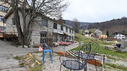 Une des maison de la "communauté autogérée" à Sainte-Croix, en Suisse, où Mia a été retrouvée avec sa mère. (FABRICE COFFRINI / AFP)