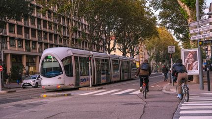 Des sites et des applications permettent de mesurer l'impact carbone des moyens de transport : voiture, vélo, tramway, avion... Photo d'illustration (NICOLAS GUYONNET / HANS LUCAS / AFP)