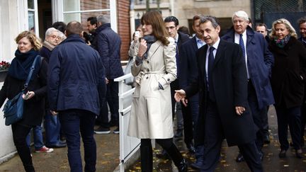 Nicolas Sarkozy et son épouse Carla Bruni se rendent dans leur bureau de vote, dans le 16e arrondissement de Paris, lors du vote pour la primaire à droite, dimanche 20 novembre 2016.&nbsp; (MEHDI TAAMALLAH / NURPHOTO / AFP)