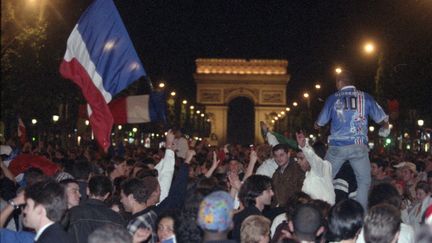 La liesse sur les Champs-Elysées, à Paris, le 12 juillet 1998. (MAXPPP)