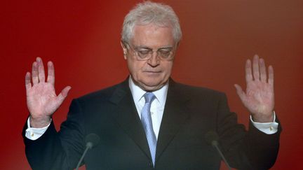 Lionel Jospin annonce qu'il se retire de la vie politique au soir de sa défaite à l'issue du premier tour à l'élection présidentielle, à Paris, le 21 avril 2002. (JACK GUEZ / AFP)