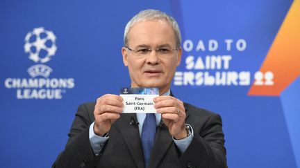 Giorgio Marchetti, secrétaire général de l'UEFA, dévoile le nom du PSG lors du tirage au sort des huitièmes de finale de la Ligue des champions, lundi 13 décembre 2021. (RICHARD JUILLIART / AFP)