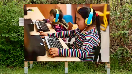 UNe petite fille Rom à l'école, une élève comme les autres.
 (Francis Gast - Capture d&#039;écran France 3)