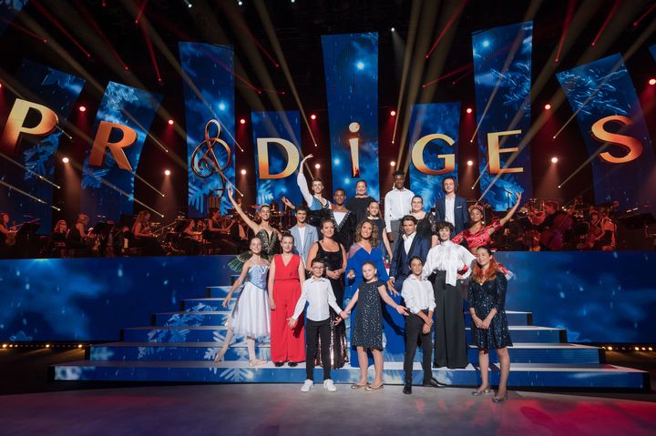 Les 15 "prodiges" accompagnés de Gautier Capuçon, Marie-Claude Pietragalla, Julie Fuchs et Marie-Sophie Lacarrau, qui présente l'émission pour la deuxième fois. (FRANÇOIS LEFEBVRE | Prodiges)