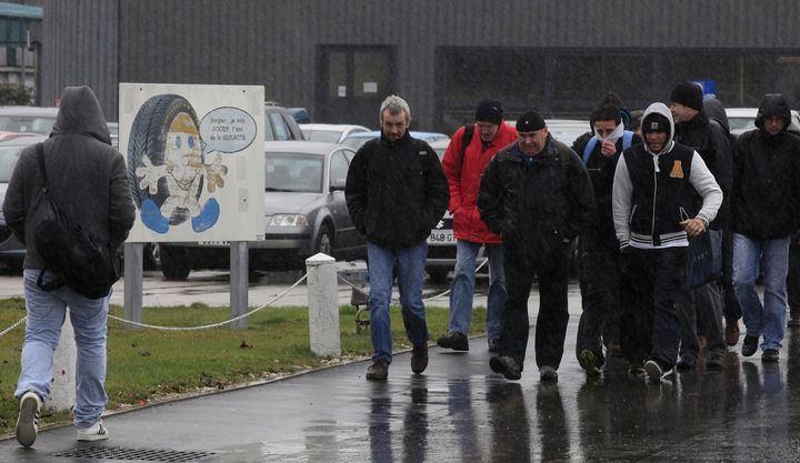 Des salari&eacute;s de l'usine Goodyear Dunlop d'Amiens (Somme), sur le parking de leur entreprise, le 31 janvier 2013. (PASCAL ROSSIGNOL / REUTERS)