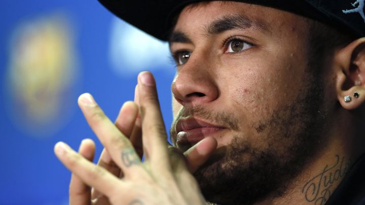 Neymar, l'attaquant br&eacute;silien du FC Barcelone, et son tatouage "Tudo passa" ("tout passe") sur le cou, le 26 janvier 2015, &agrave; Barcelone (Espagne). (ALBERT GEA / REUTERS)