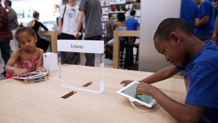 Les boutiques Apple possèdent déjà des espaces consacrés aux plus jeunes. (THOMAS SAMSON / AFP)