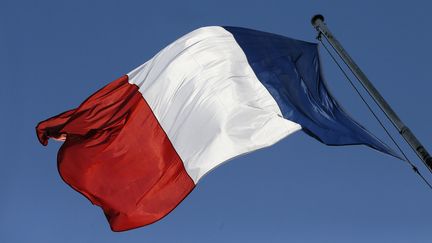 Un drapeau fran&ccedil;ais au palais de l'Elys&eacute;e &agrave; Paris, le 30 juin 2013. (PATRICK KOVARIK / AFP)