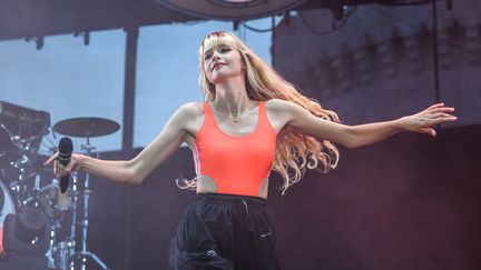 Aux Francofolies de la Rochelle, le public n'avait d'yeux que pour Angèle. (XAVIER LEOTY / AFP)