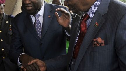 MM. Gbagbo (à gauche) et Mutharika à Abidjan, le 25 janvier 2011. (AFP)