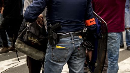 Un policier de la BAC de Rennes, le 4 mai 2017. (MARTIN BERTRAND / HANS LUCAS)