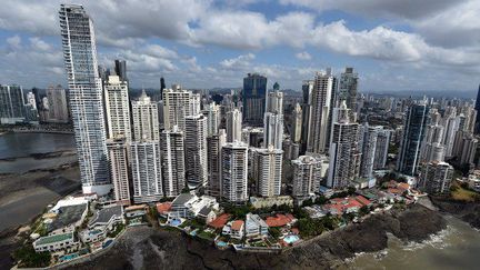 Panama City en 2015. En quelques années, une ville moderne a poussé avec son quartier d'affaires et ses tours. (RODRIGO ARANGUA / AFP)