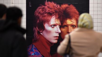 David Bowie est omniprésent à la station de métro Broadway-Lafayette, à New York (19 avril 2018)
 (Angela Weiss / AFP)