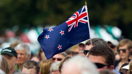 Un drapeau n&eacute;o-z&eacute;landais lors d'un rassemblement &agrave; Christchurch, le 22 f&eacute;vrier 2012. (MARTY MELVILLE / AFP)