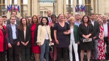 Élisabeth Borne continue de rencontrer les figures de la nouvelle Assemblée nationale au cours de cette semaine, et devra faire des propositions à Emmanuel Macron.&nbsp;Lundi 27 juin, le journaliste Hugo&nbsp;Capelli, présent sur le plateau&nbsp;du&nbsp;23h, revient sur la semaine compliquée qui attend la&nbsp;Première&nbsp;ministre. (franceinfo)