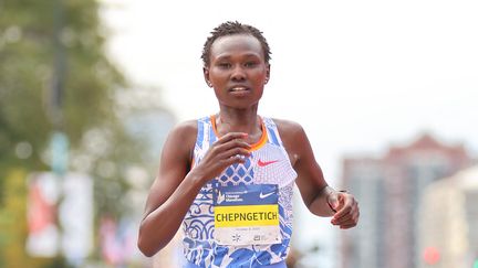 Ruth Chepngetich aus Kenia, während des Chicago-Marathons, der am 8. Oktober 2023 auf dem zweiten Platz endete. (MICHAEL REAVES / AFP)