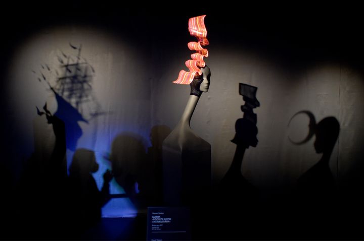 Exposition&nbsp;Maestro Philip Treacy au musée de l'Art moderne Erarta de Saint-Pétersbourg en Russie. Novembre 2020 (OLGA MALTSEVA / AFP)