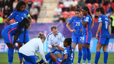 Marie-Antoinette Katoto blessée sur le terrain face à la Belgique, à Rotherham, le 14 juillet 2022. (FRANCK FIFE / AFP)