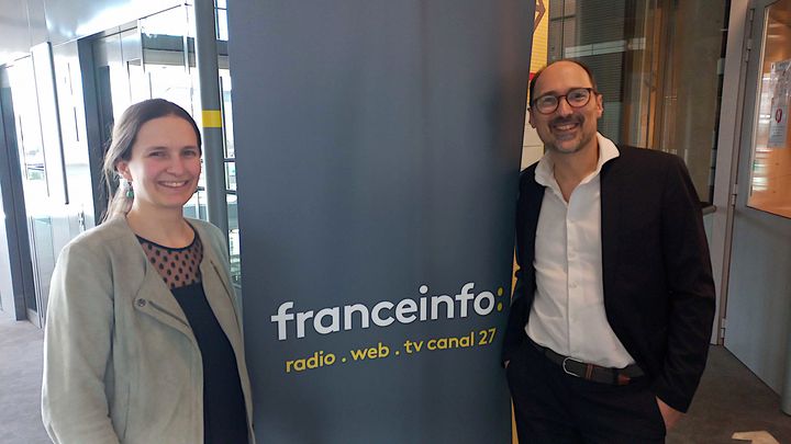 Soline et Jean-Noël, membres de la convention citoyenne sur la fin de vie, le 3 avril 2023, à France Télévisions, à Paris. (YANN THOMPSON / FRANCEINFO)