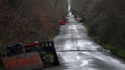 Des barricades dressées le 16 janvier sur une route départementale menant à la ZAD de Notre-Dame-des-Landes. (LOIC VENANCE / AFP)