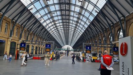 La gare ferroviaire King's Cross de Londres, quasi déserte, en raison de la grève, le 18 août 2022. (LEILA NEZIREVIC / ANADOLU AGENCY)