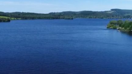 Au milieu du pays, à cheval entre la Creuse et la Haute-Vienne, se trouve un lac immense de 1000 hectares, le lac de Vassivière. Crée il y a 70 ans, il est aujourd’hui le paradis des pêcheurs et des amateurs de paddle. (FRANCE 2)