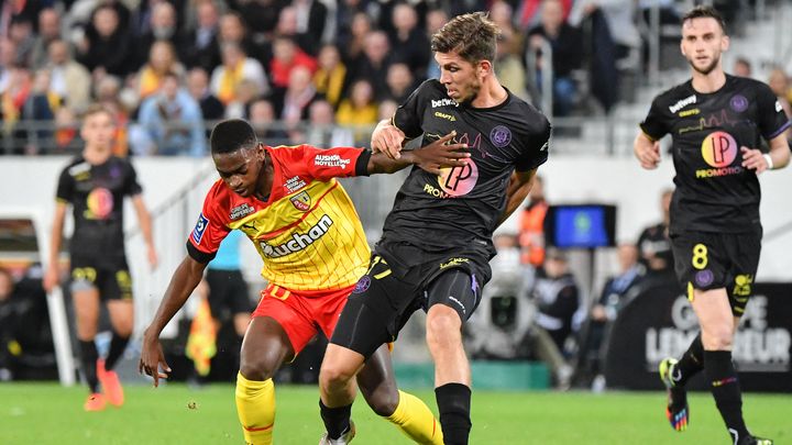 Stijn Spierings (en noir) au duel face à sa prochaine équipe, Lens, le 28 octobre 2022. (FRANCOIS LO PRESTI / AFP)