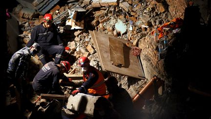 Une &eacute;quipe de sauveteurs dans les ruines d'un h&ocirc;tel de Katmandou (N&eacute;pal), le 27 avril 2015.&nbsp; (NAVESH CHITRAKAR / REUTERS)