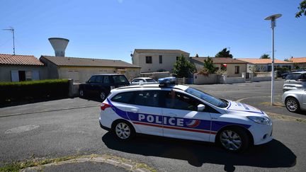 Intervention des forces de l'ordre devant le domicile d'un policier à la retraite interpellé dans le cadre d'un coup de filet visant les membres d'un groupe d'ultradroite, à&nbsp;Tonnay-Charente (Charente-Maritime), le 25 juin 2018.&nbsp; (XAVIER LEOTY / AFP)