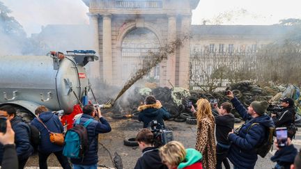 Des agriculteurs bloquent la préfecture du Lot-et-Garonne à Agen le 24 janvier 2024. (LOIC DIQUIER / MAXPPP)