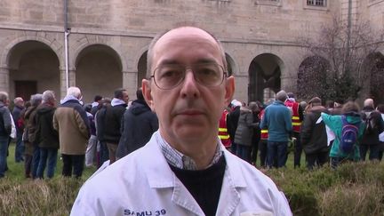 La famille d'Eric Loupiac, médecin urgentiste qui a succombé à une infection au coronavirus, a annoncé porter plainte contre l'hôpital de Lons-le-Saunier (Jura). (France 3)