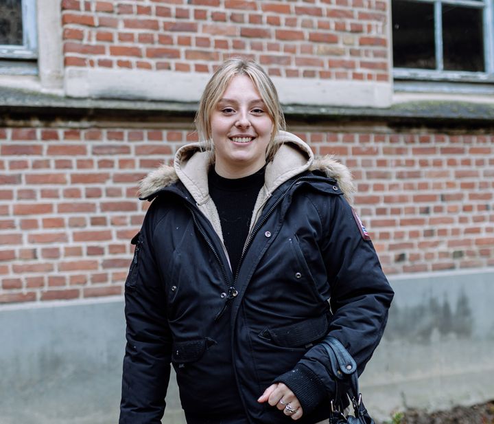 Capucine pose devant l'université catholique de Lille, le 1er avril 2022. (PIERRE MOREL / FRANCEINFO)