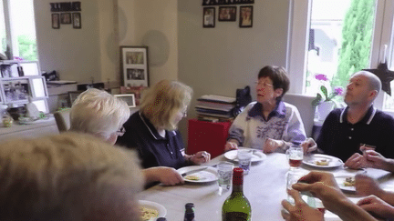 Comme chaque jeudi, la chroniqueuse Valérie Heurtel rapporte les bonnes idées et initiatives des Français. Pour garder une trace écrite de toutes les recettes de famille et les transmettre aux jeunes générations, les habitants du village de Schirrhein se sont réunis et ont tout écrit dans un livre.