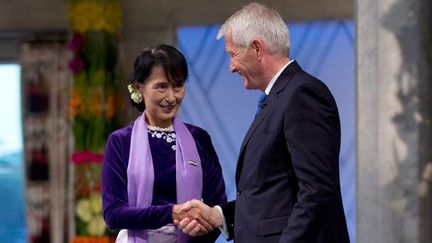 «Aung San Suu Kyi est enfin là!» , se réjouit le président du comité Nobel, Thorbjoern Jagland 

Il dit espérer que le dissident chinois emprisonné, Liu Xiaobo, lauréat en 2010, puisse un jour venir à son tour à Oslo.

«Un prisonnier d'opinion est un prisonnier de trop (...). S'il vous plaît, souvenez-vous d'eux et faites tout ce qui est en votre pouvoir pour parvenir au plus tôt à leur libération inconditionnelle», a-t-elle rappelé. (AFP PHOTO / POOL/ DANIEL SANNUM LAUTEN)