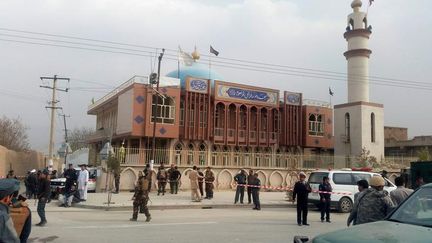 Les forces de sécurité afghanes sécurisent la mosquée chiite de Kaboul, où une explosion a eu lieu, lundi 21 novembre 2016. (OMAR SOBHANI / REUTERS)