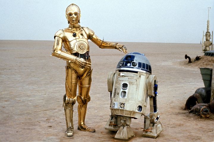 Le robot C-3PO, à gauche, accompagné de R2-D2, lors du premier "Star Wars" sorti en 1977. (LUCAS FILM / WALT DISNEY)