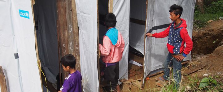 Des enfants utilisent des installations sanitaires construites avec le soutien de l'UNICEF au Myanmar. (UNICEF / KAP ZA LYAN)