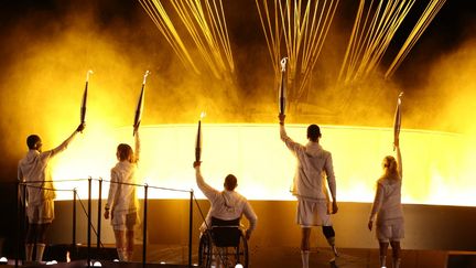 Charles-Antoine Kouakou, Nantenin Keïta, Fabien Lamirault, Alexis Hanquinquant et Elodie Lorandi allument la vasque des Jeux paralympiques, le 28 août 2024 à Paris. (FRANCK FIFE / AFP)