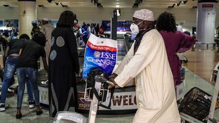 Un&nbsp;voyageur porte un masque en raison du coronavirus à l'aéroport de&nbsp;Dakar, au Sénégal, le 11 mars 2020. (SADAK SOUICI / LE PICTORIUM / MAXPPP)